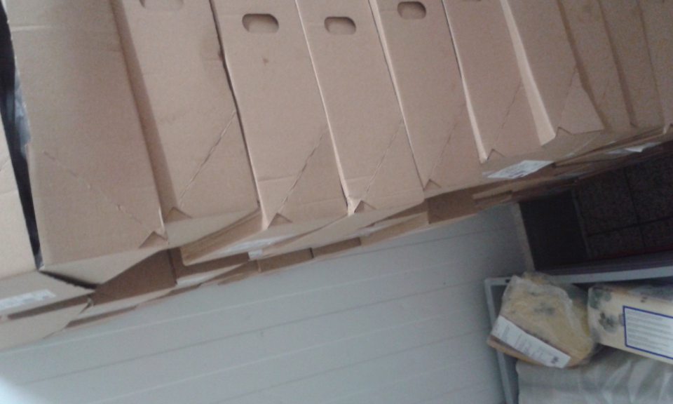 Plesňou pokryté syry skladované v chladiacom zariadení spoločne s potravinami určenými na predaj.