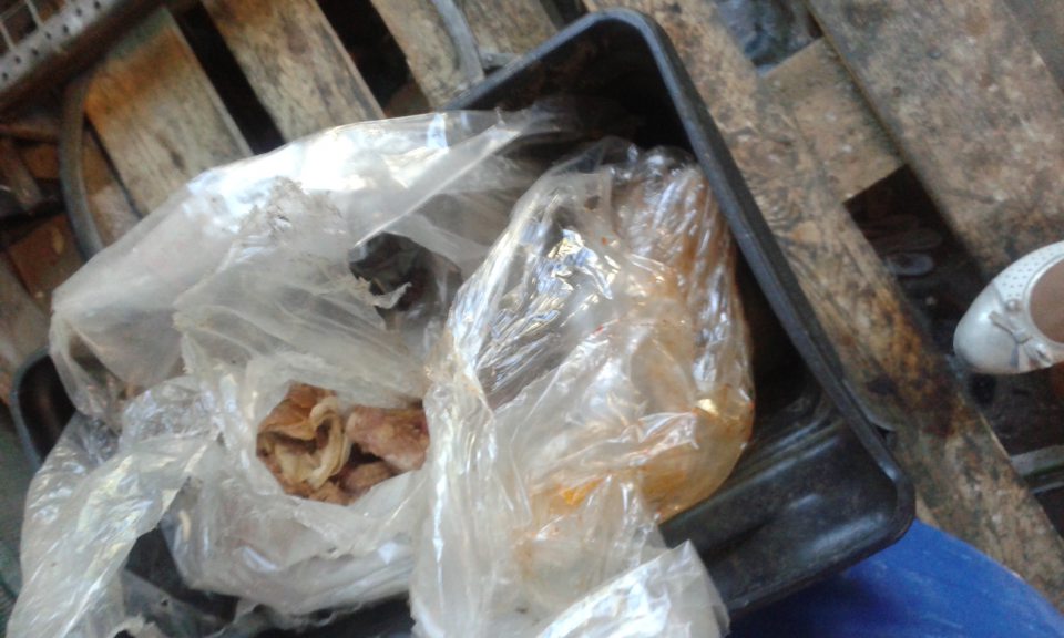 Mäsové výrobky v rozklade skladované na príjmovej rampe.