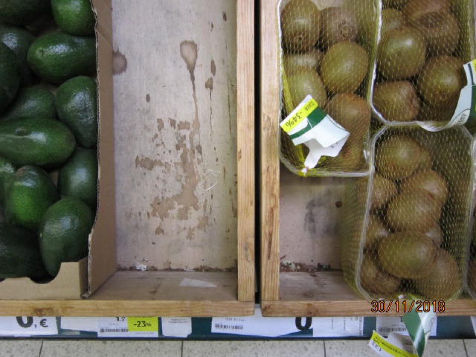 Znečistené opotrebené drevené nádoby na vystavovanie ovocia