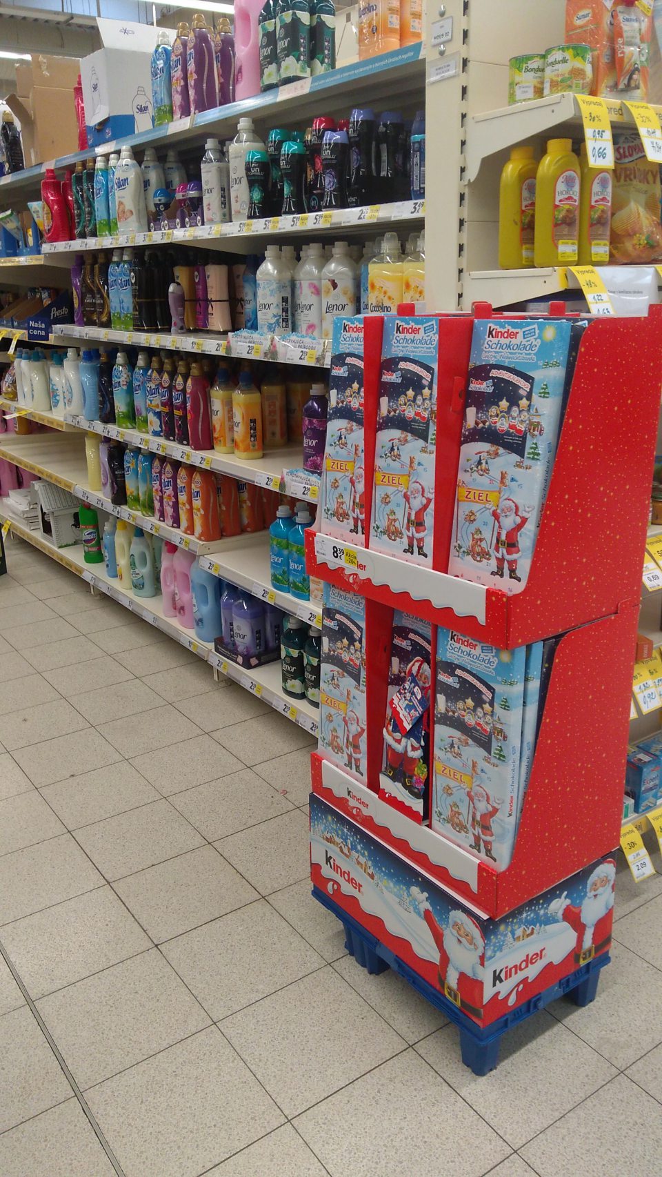 Cukrovinky v blízkosti drogériového tovaru v predajni