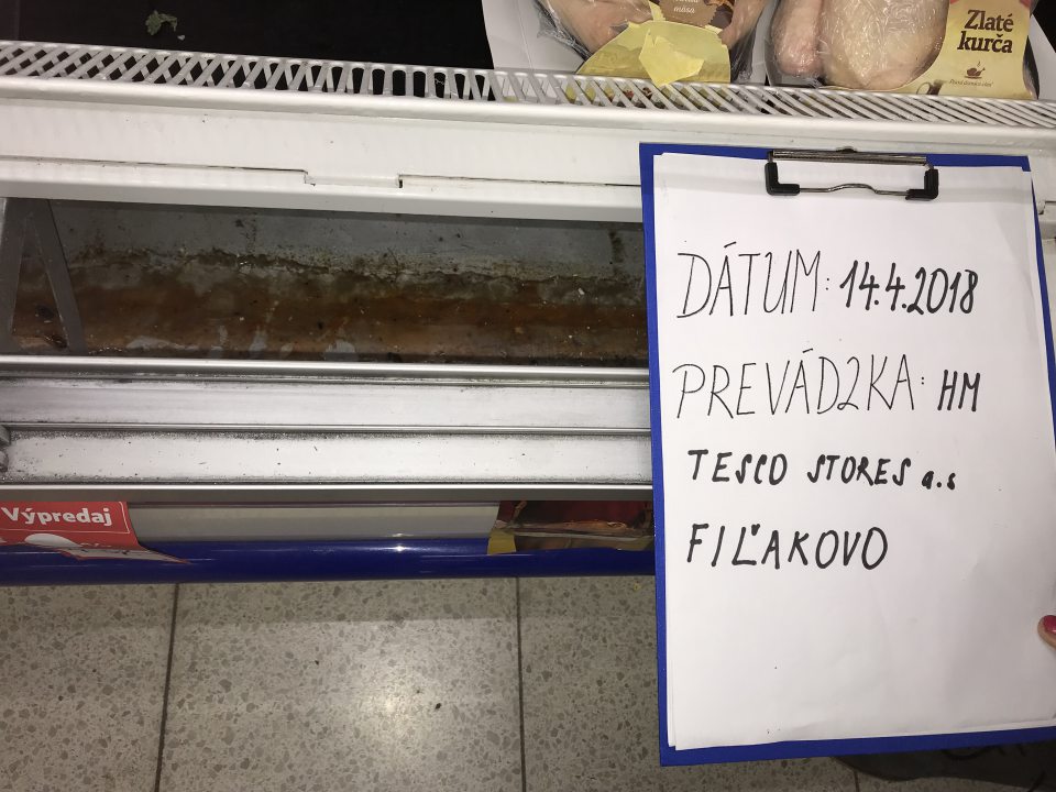 Regál chladiaceho zariadenia s hydinovým mäsom znečistený nečistotami, hrdzou. 