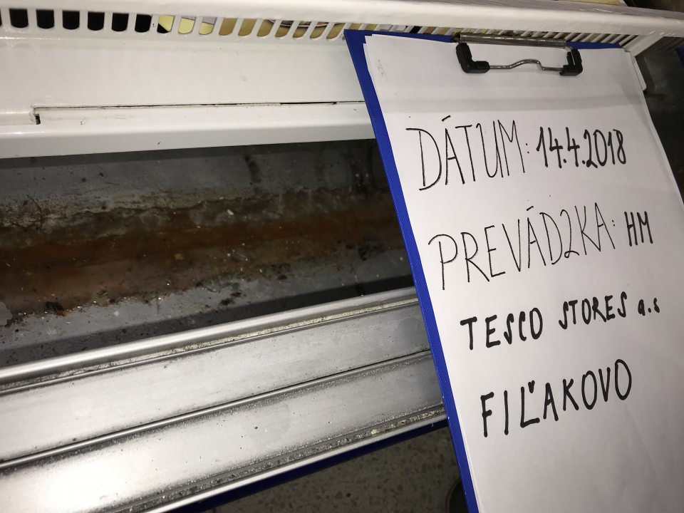 Chladiace zariadenie znečistené hrdzou a nečistotami