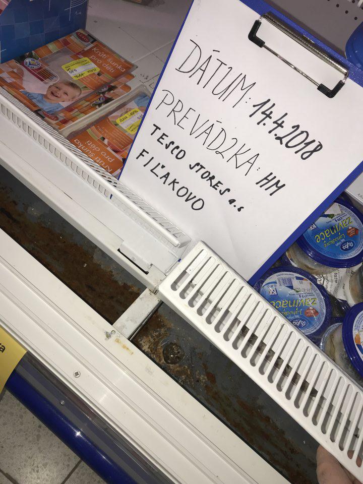 Chladiaci regál s rybacími výrobkami znečistený.