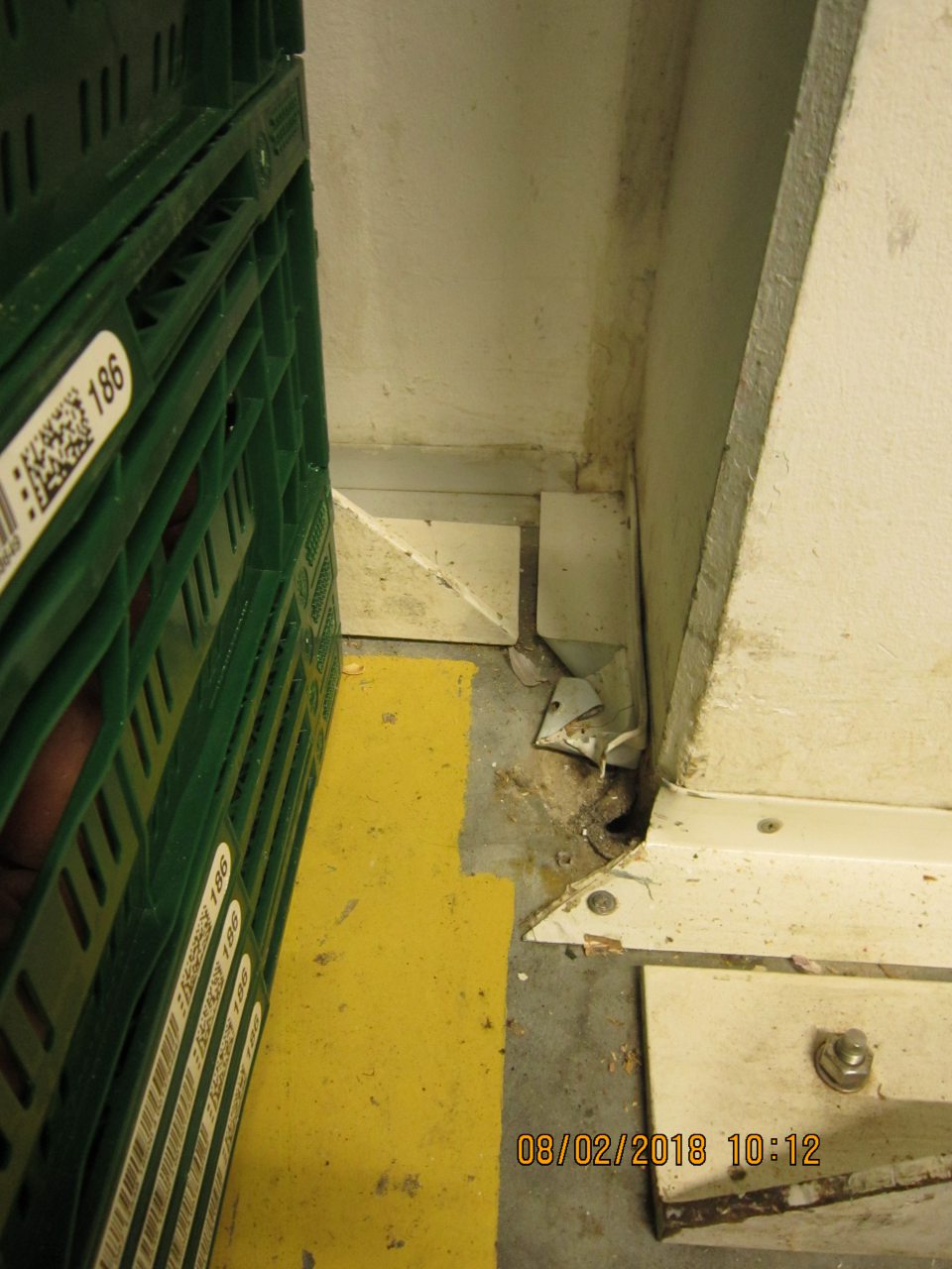 Poškodená lišta pri stene v prípravovni zeleniny.