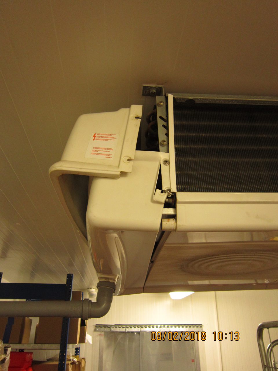 Posunutý kryt na chladiacej jednotke v chladiacom boxe.