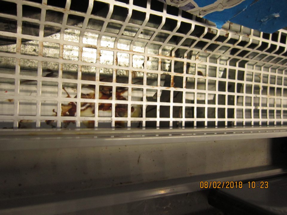 Znečistený zvod kondenzu na chladiacom zariadení na predajnej ploche. 