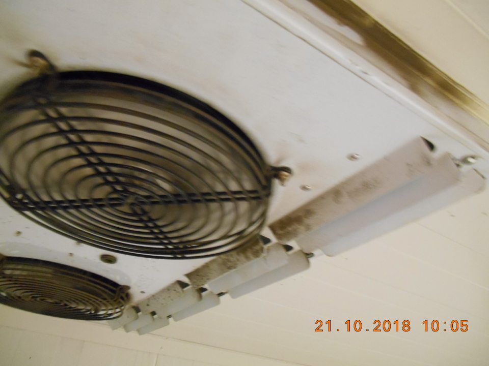 Znečistené chladiace zariadenie pri výstupe chladeného vzduchu zo zariadenia umiestneného na strope chladiarenského boxu v skladovacej časti prevádzky.