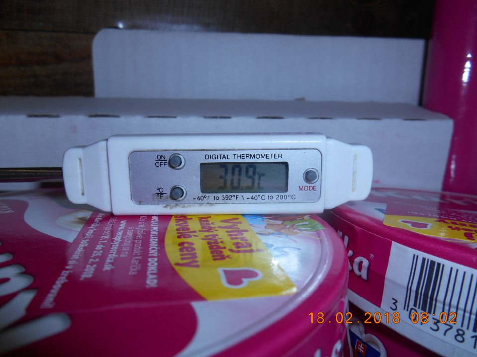 Nedodržanie podmienok skladovania určených výrobcom - na predajnej ploche oproti klimatizačnej jednotke, ktorá sála teplý vzduch, umiestnené stojany s tavenými syrmi "Karička klasik, roztierateľný tavený syr 125 g"; o 08.02 h nameraná teplota +30,9°C, na etikete mliečneho výrobku uvedené: "Uchovajte pri teplote od 4°C do 25°C".