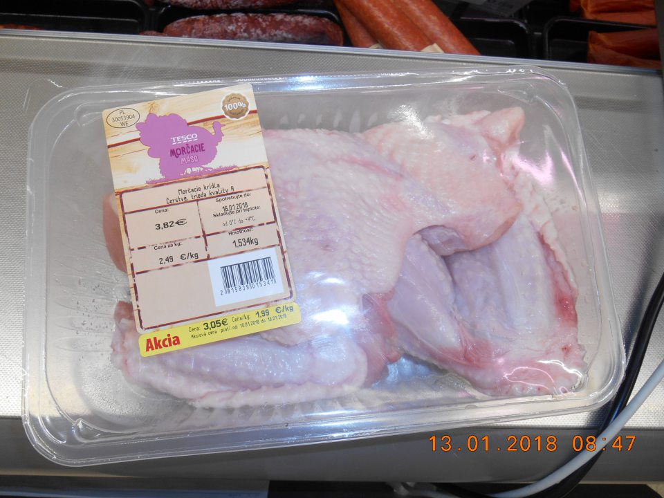 Na predávanom výrobku chýbajú povinné informácie ako meno a adresa prevádzkovateľa potravinárskeho podniku, krajina pôvodu alebo miesto pôvodu, označenie výživovej hodnoty a dodatočný povinný údaj - balené v ochrannej atmosfére.