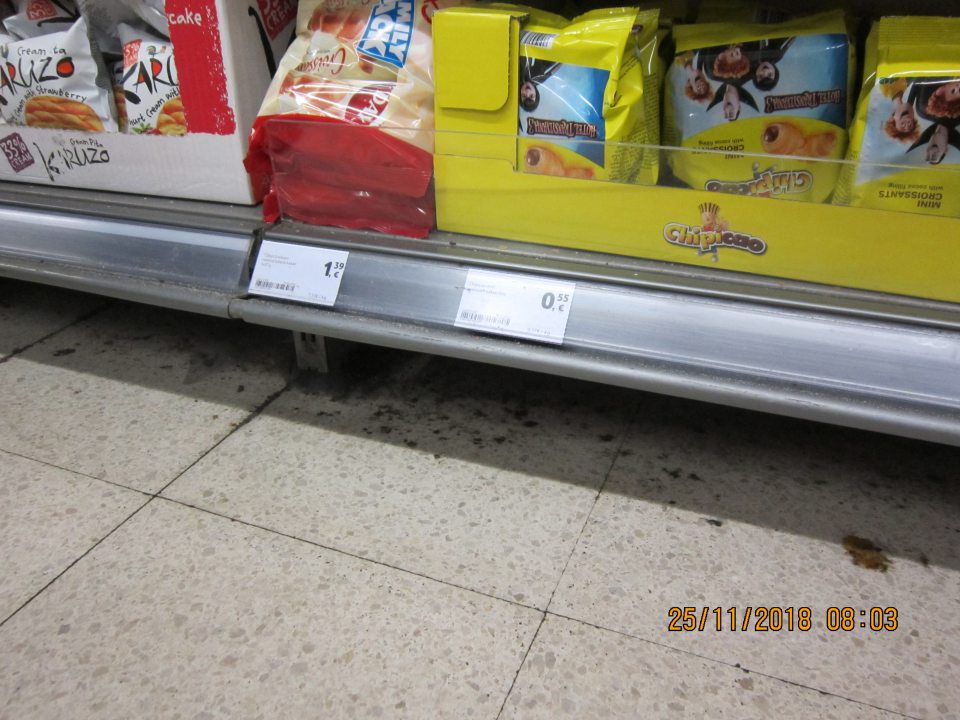 Pod regálom na predajnej ploche, na ktorom sú uchovávané dopekané pekárske výrobky a balené pekárske výrobky silne znečistená podlaha s nánosmi zaschnutej špiny.