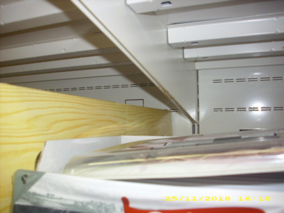 Chladiaca vitrína na uchovávanie mäsových výrobkov na viacerých miestach skorodovaná s poškodeným hygienickým náterom.