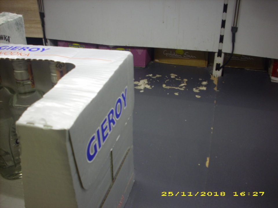 Poškodená drevená ložná plocha.