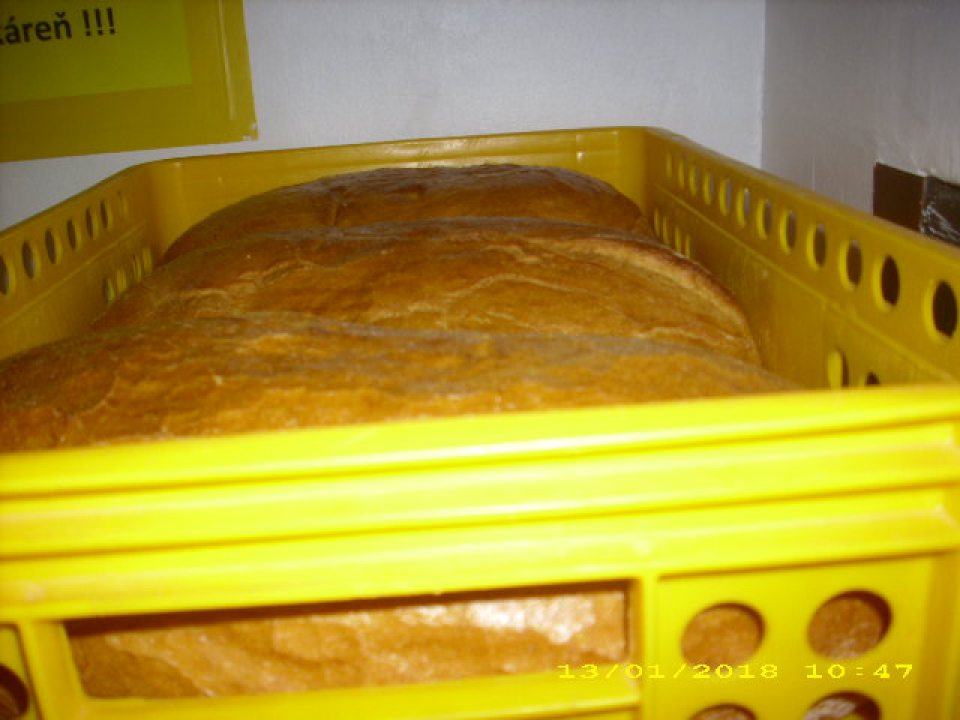 Potravinový nebalený výrobok v prepravke nie je prekrytý a chránený pred akoukoľvek kontamináciou z vonkajšieho prostredia.