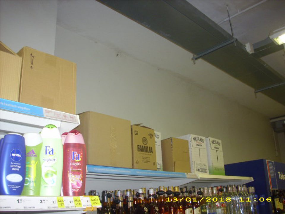 Nad regálom s výpredajovým tovarom výskyt pavučín, nečistôt a začínajúcej plesne v rohoch stien a stropu.