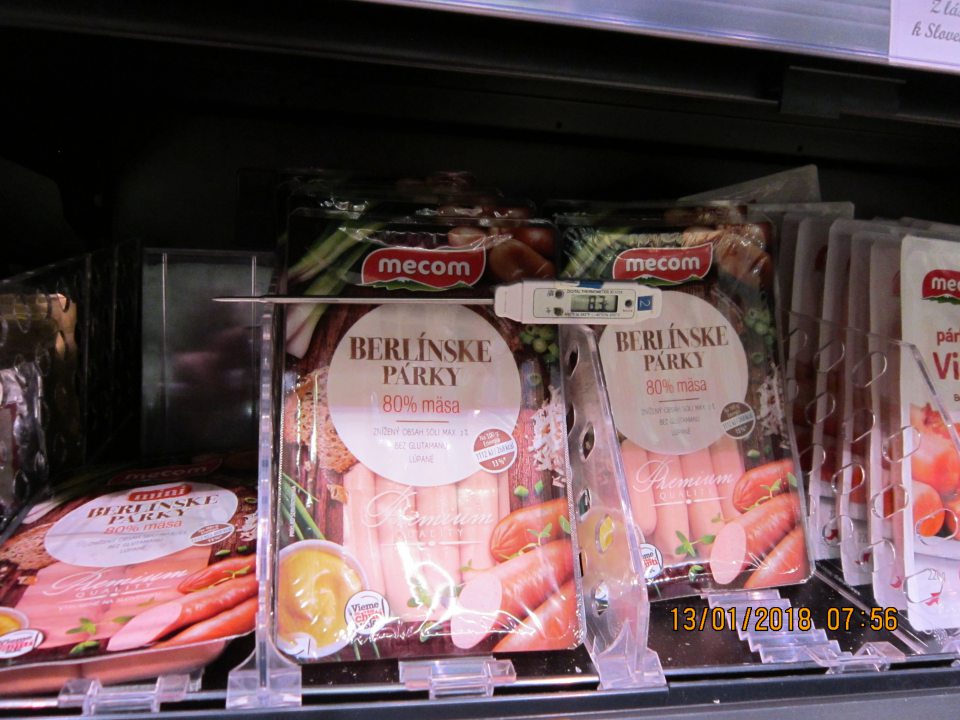 Nedodržanie podmienok skladovania určených výrobcom- v chladiarenskej vitríne na uchovávanie balených mäsových výrobkov na predajnej ploche o 07.56 h nameraná teplota +8,3(+-0,2)°C, na etikete výrobku Berlínske párky 440 g, výrobca Mecom, prevádzka Lučenec, uvedené: "Skladujte pri teplote 0 až +4°C".