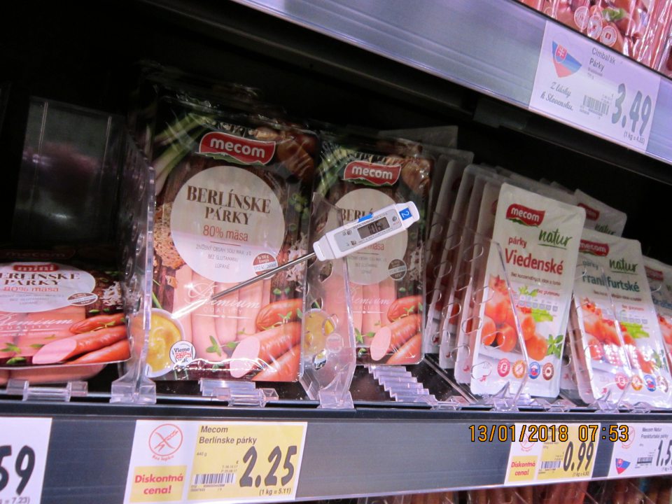 Nevyhovujúca teplota nameraná v jadre baleného mäsového výrobku Berlínske párky 440 g, výrobca Mecom, prevádzka Lučenec: +10,5(+-0,2)°C.