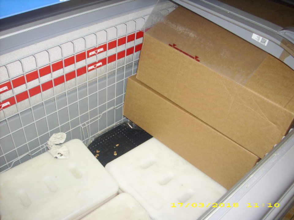 Na dne mraziaceho boxu pekárskych polotovarov výskyt zbytkov surovín a papiera.