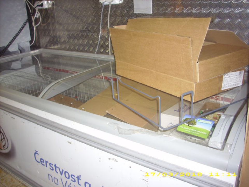 Výskyt prázdnych papierových krabíc na mraziacom boxe pekárskych polotovarov.