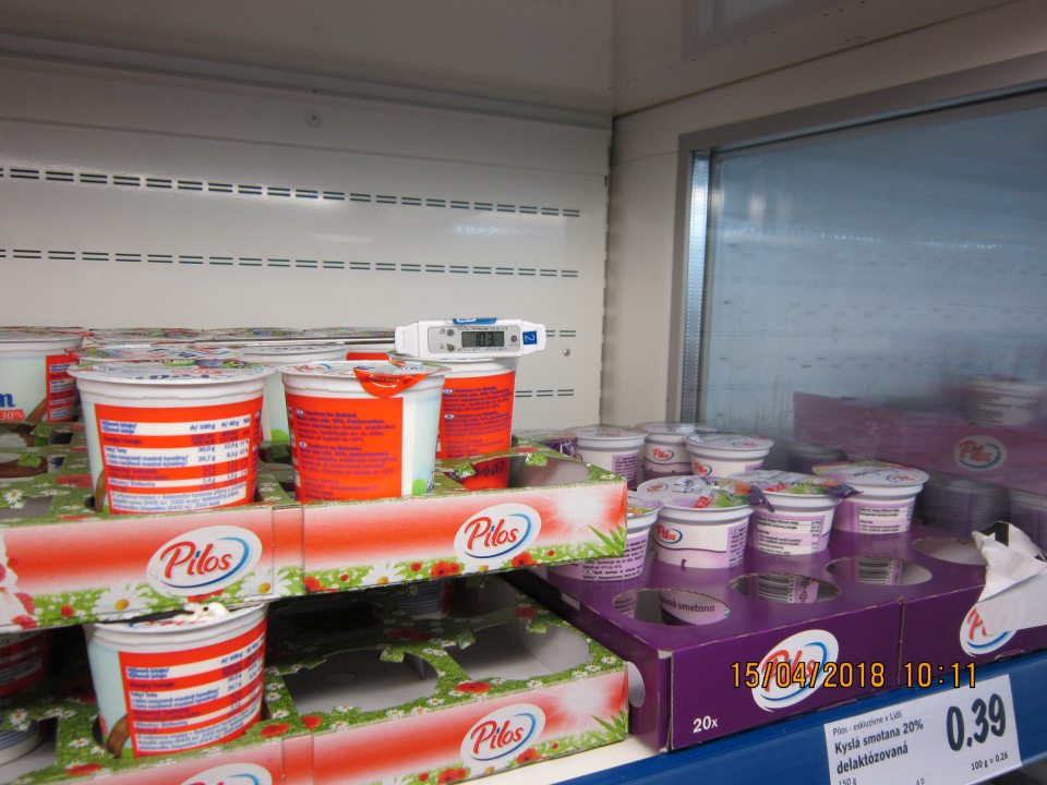 Nedodržanie podmienok skladovania určených výrobcom - v chladiarenskej vitríne na predajnej ploche na uchovávanie mliečnych výrobkov v časti modulu, kde sú uložené smotany o 10.11 h nameraná teplota +10,3°C, na etikete výrobku "Kyslá smotana so zníženým obsahom laktózy" uvedené: "Skladujte pri teplote od 0°C do +8°C".