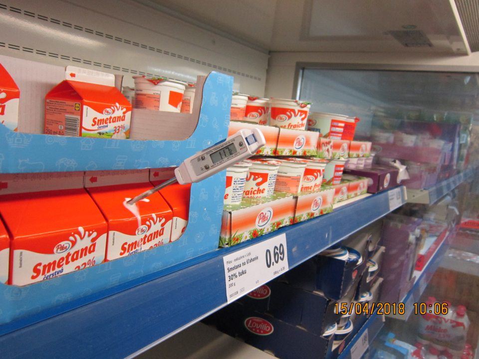 Nevyhovujúca teplota nameraná v jadre výrobku: "Smotana čerstvá 33% 250 ml", výrobca Moravia Lacto a.s., Jihlava, o 10.06 h: +11,7°C.