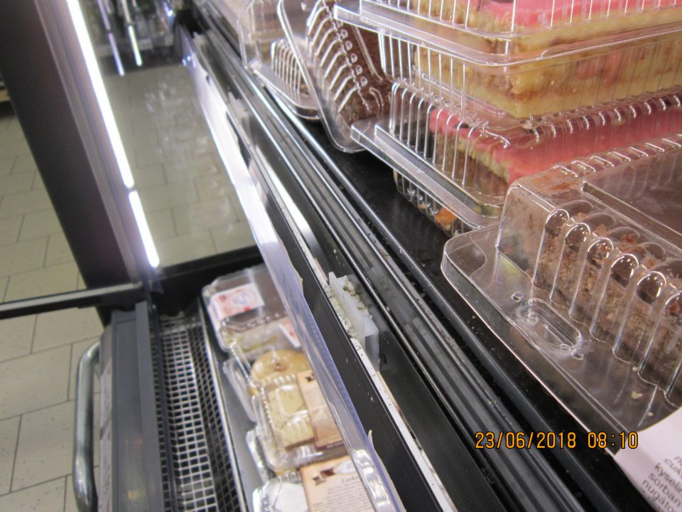 Chladiarenská vitrína na uchovávanie zákuskov znečistená organickými zvyškami po tovare a porastená plesňou.