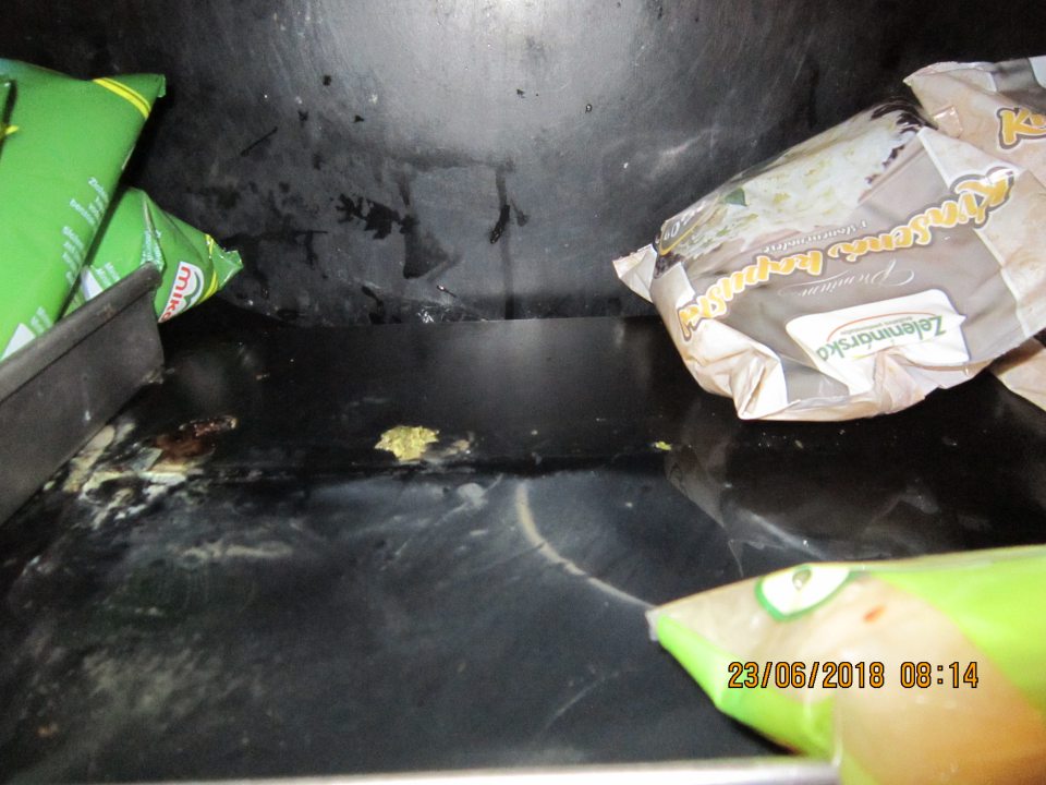 Chladiarenské zariadenie na uchovávanie výrobkov zo zeleniny znečistené organickými zvyškami po tovare a po vytečení obsahu balenia kvasenej kapusty.