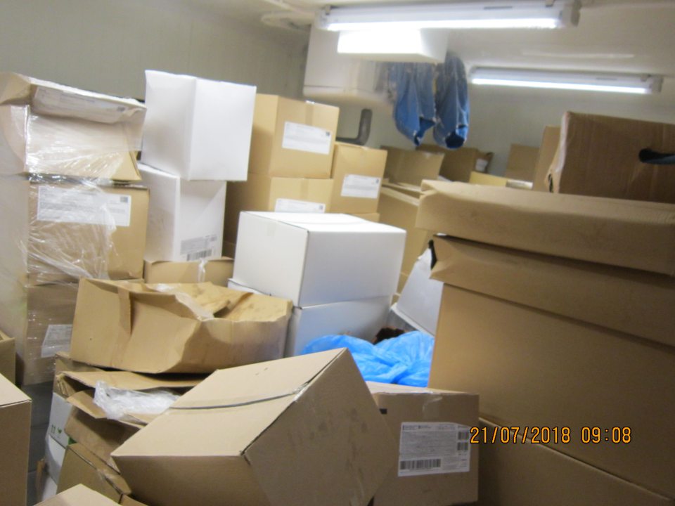 Priestor mraziarenského boxu v skladovacej časti prevádzky predimenzovaný, kartónové krabice s tovarom poukladané spôsobom, ktorý neumožňuje vykonať kontrolu uloženého tovaru.