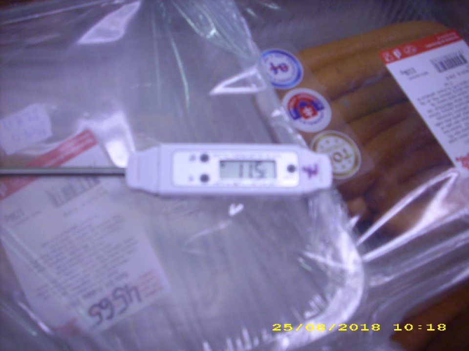 Nedodržanie podmienok skladovania mäsových výrobkov určených výrobcom - v chladiacej vitríne v čase kontroly nameraná teplota o 09.18 h: +11,5(+-0,1)°C. Na obale výrobku "Bravčové pikant párky, balené v OA" uvedené: "Skladujte pri teplote 0 až +4°C".