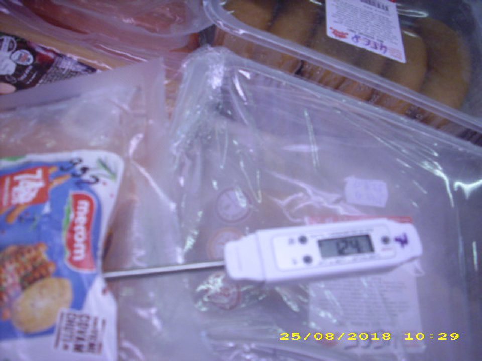 Nedodržanie podmienok skladovania mäsových výrobkov určených výrobcom - v jadre výrobku "Bravčové pikant párky, balené v OA" v čase kontroly nameraná teplota +12,4(+-0,1)°C.