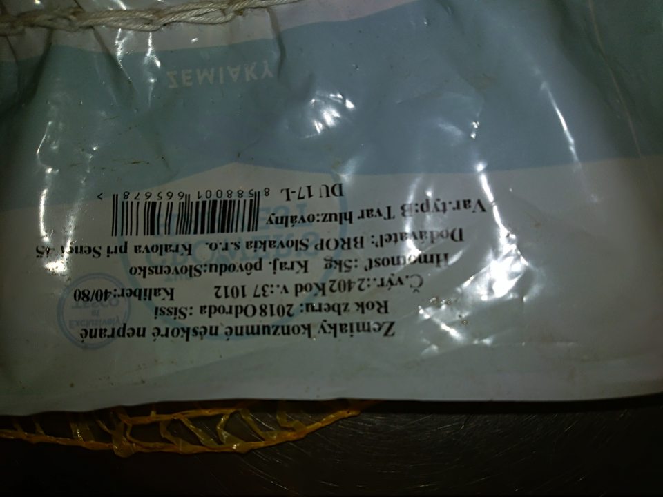 V označení na obale výrobku kKnzumné zemiaky neskoré prané 5kg, odroda Sissi, kód vysledov:371012, dodávateľ: BRP Slovakia s.r.o. Kráľová pri Senci 455, chýba údaj o farbe dužiny zemiakov.