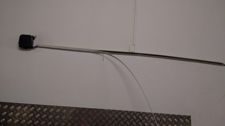 V skladovacích priestoroch je neprekrytá kabeláž.