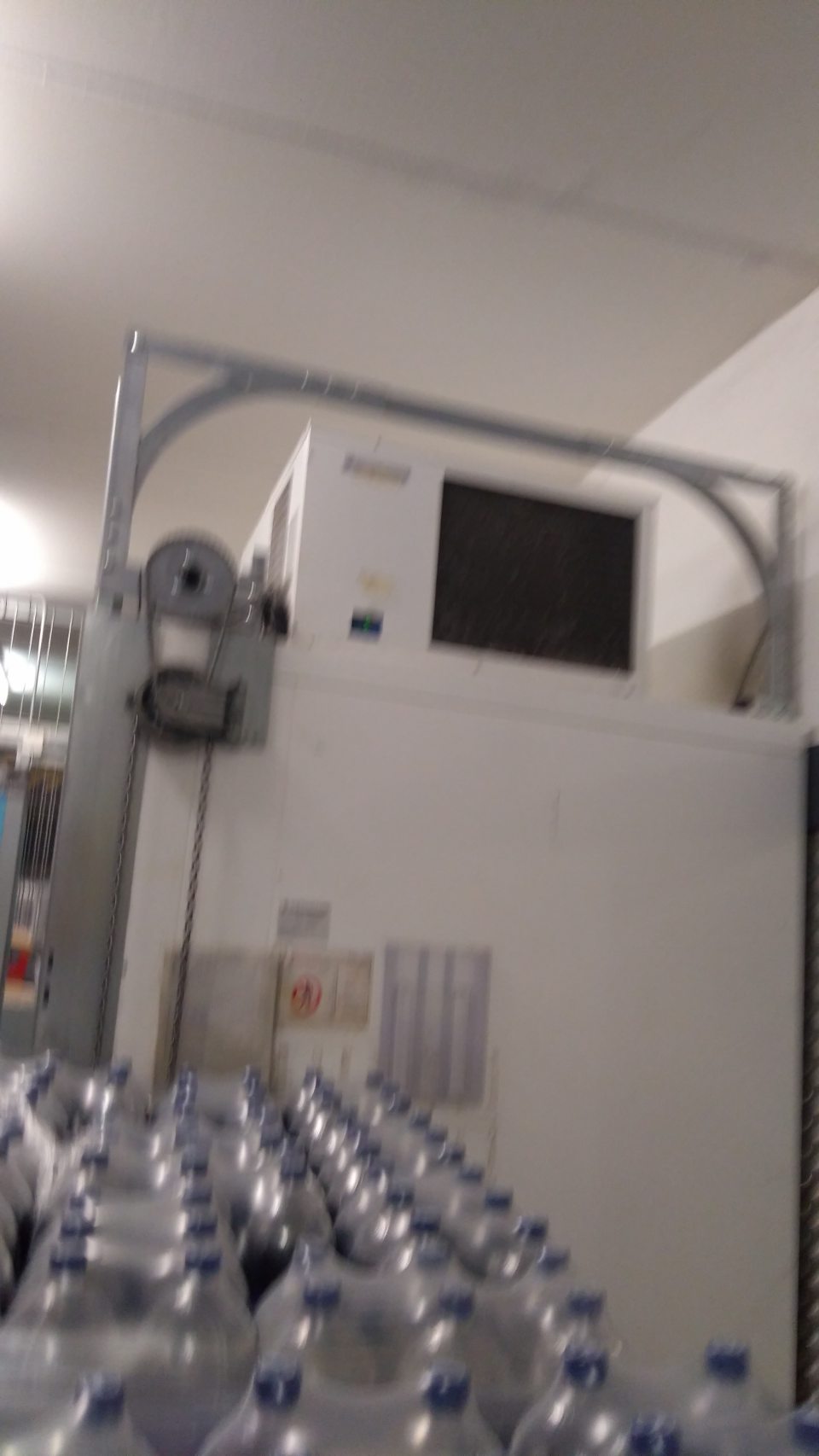 V zázemí prevádzky - v skladovacích priestoroch je mriežka chladiaceho zariadenia (MOPRO) na chladiacom agregáte silne znečistená prachom.