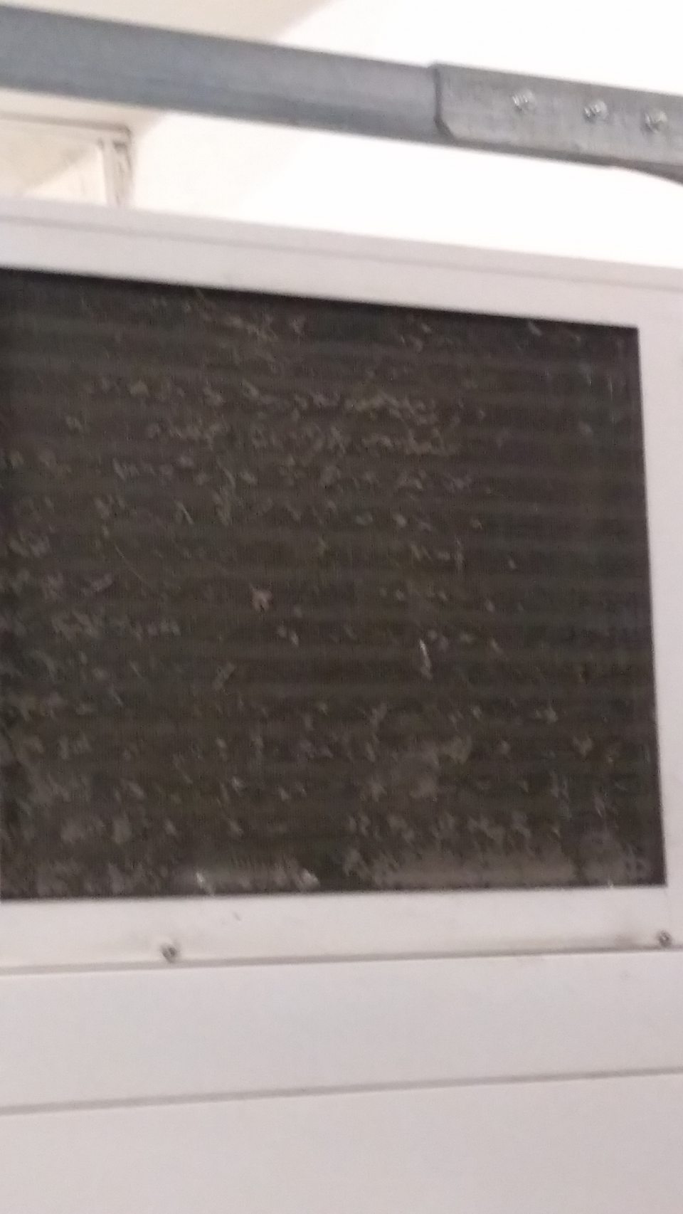 V zázemí prevádzky - v skladovacích priestoroch je mriežka chladiaceho zariadenia (MOPRO) na chladiacom agregáte silne znečistená prachom.