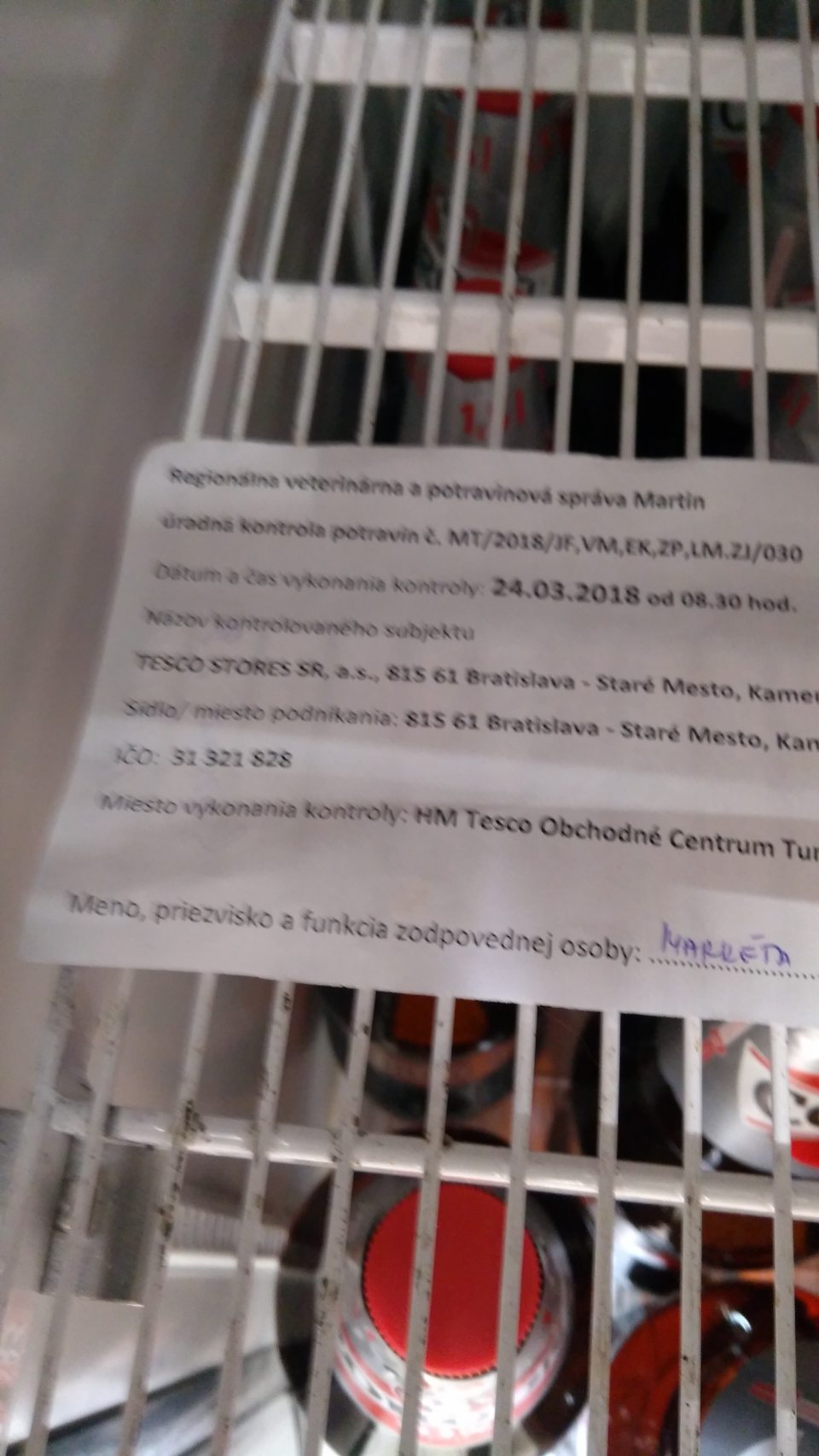 Na predajnej ploche: znečistenie mriežok v chladiacom zariadení na uchovávanie chladeného piva a nápojov.