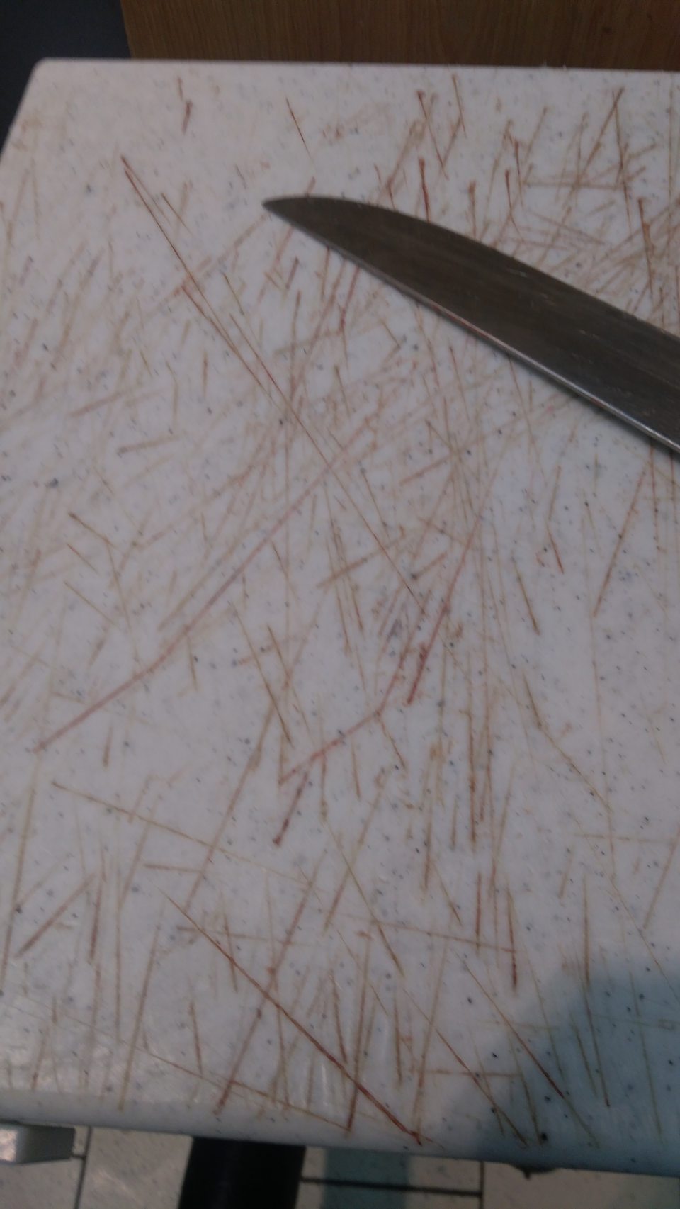 Porušená celistvosť povrchu klátu