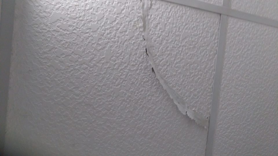 Poškodená celistvosť kazetového stropu