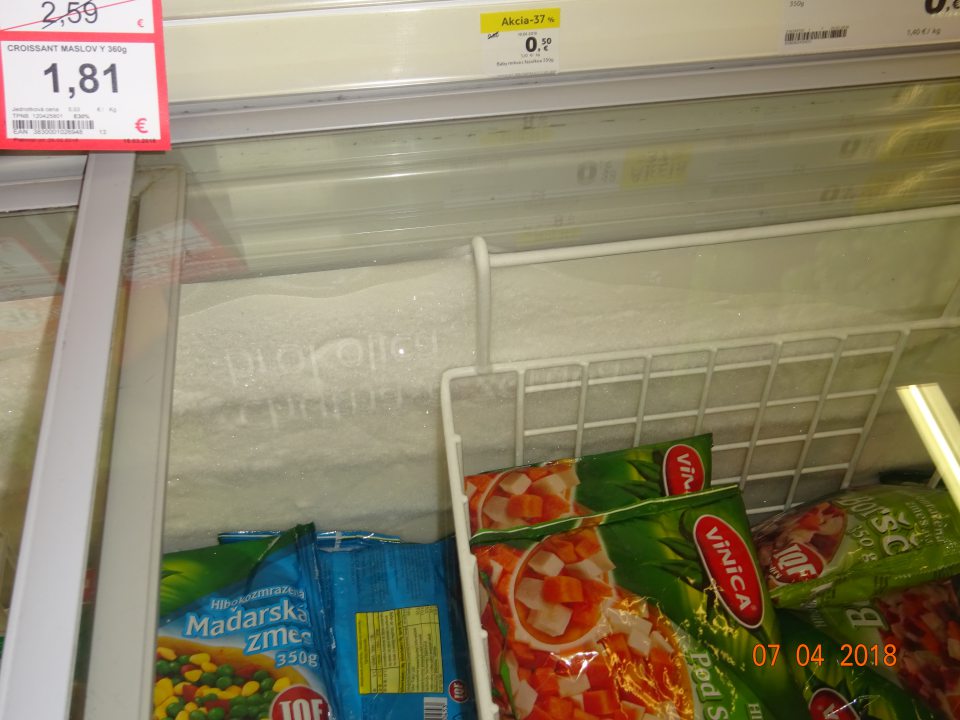 V mraziacich zariadeniach na predajnej ploche sa nachádzala súvislá vrstva ľadového povlaku.