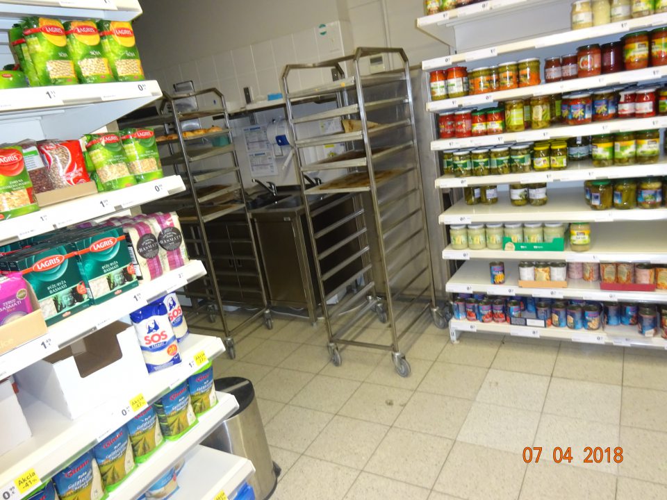 Priestor určený na dopekanie pekárskych výrobkov nie je účinne oddelený od predajne a pohybujúcich sa zákazníkov.