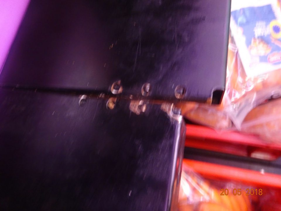 Porušený náter regálu v chladiacom zariadení na mäsové výrobky.