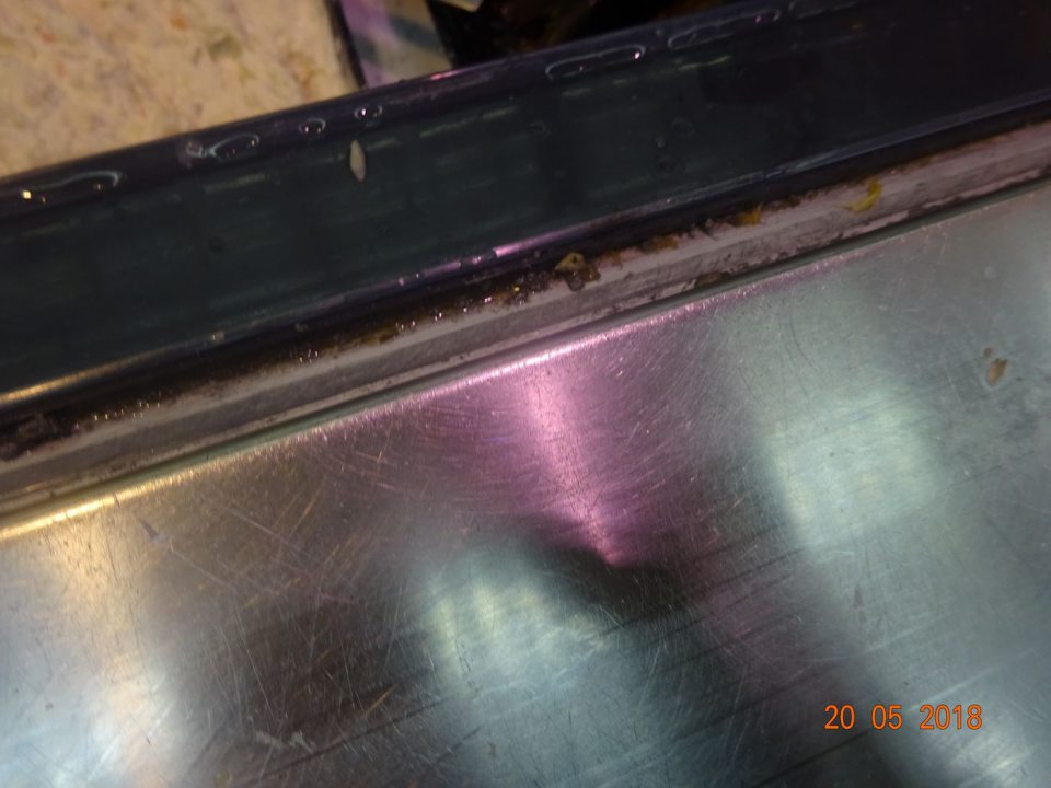 Znečistená drážka pod posuvnou váhou pri pultovom predaji lahôdok.