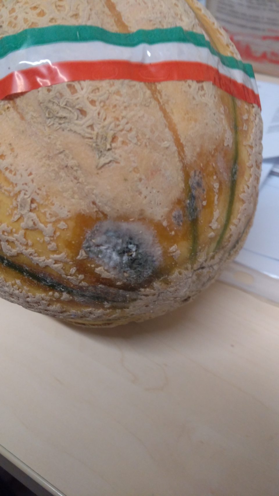 Zistený predaj troch druhov ovocia (meluon Cantaloup, Stolové hrozno červené voľné, mandarínky), nevhodných na ľudskú spotrebu z dôvodu prítomnosti plesne a hniloby.