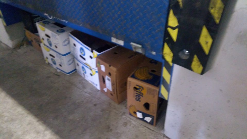Nevyhovujúca hygiena priestorov zázemia prevádzky - v priestore pod rampou a v jej okolí: znečistenie + nepotrebné veci pod rampou.