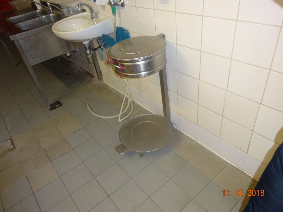 Znečistenie podlahy pod umývadlami.