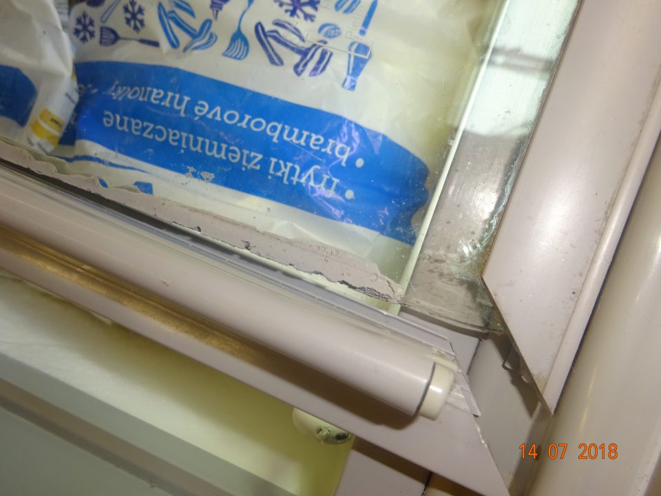 Odtrhnutá lišta slúžiaca ako rúčka na mraziacom zariadení na predajnej ploche na hlbokozmrazené polotovary(pizza, hranolky.