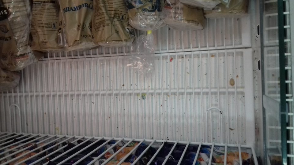 Znečistenie mraziacich zariadení(skriňové a policové nástenné) na predajnej ploche hrubými nečistotami, mechanickými nečistotami a znečistením po rozliatí výrobkov.