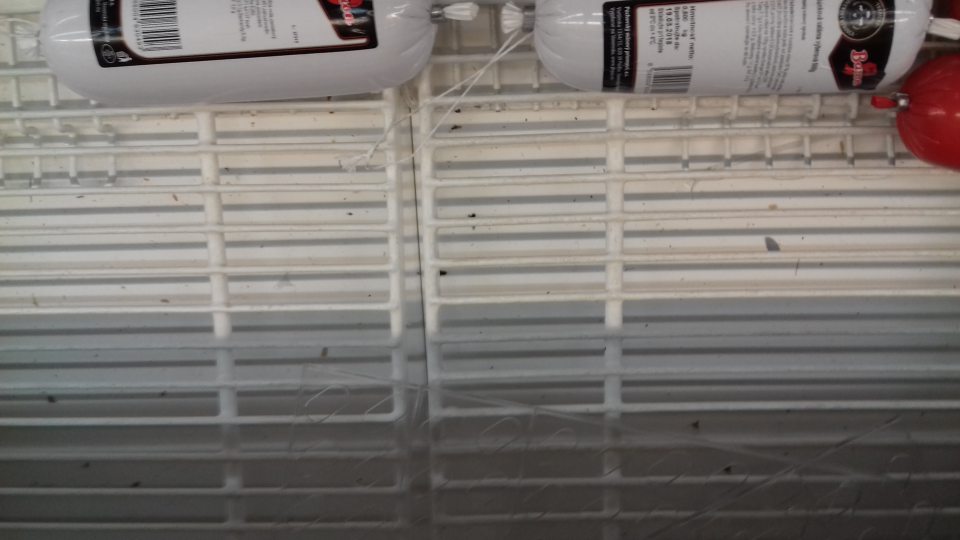 Znečistenie chladiaceho zariadenia slúžiaceho na uchovávanie mäsových výrobkov hrubými nečistotami, nečistotami pripomínajúcimi pleseň.