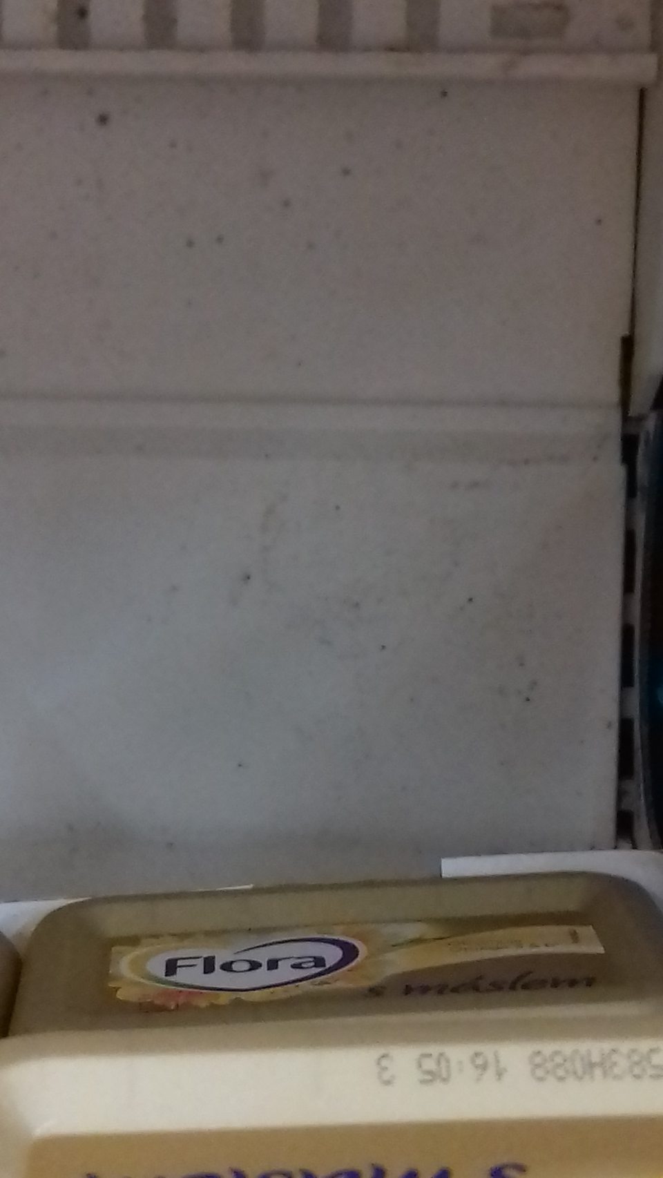 Znečistenie chladiaceho zariadenia(vitrína) slúžiaceho na uchovávanie masla hrubými nečistotami, nečistotami pripomínajúcimi pleseň.