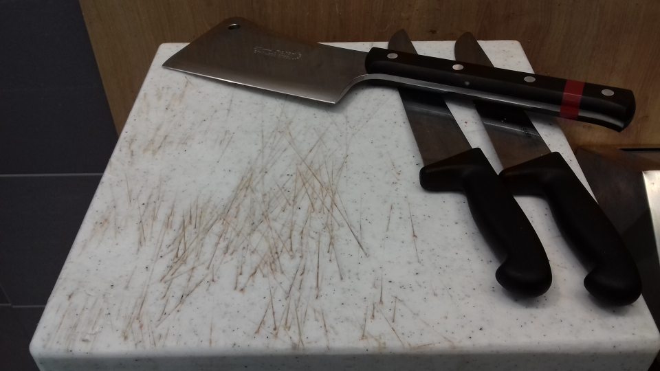 Porušená celistvosť povrchu klátu za mäsovým obslužným pultom.