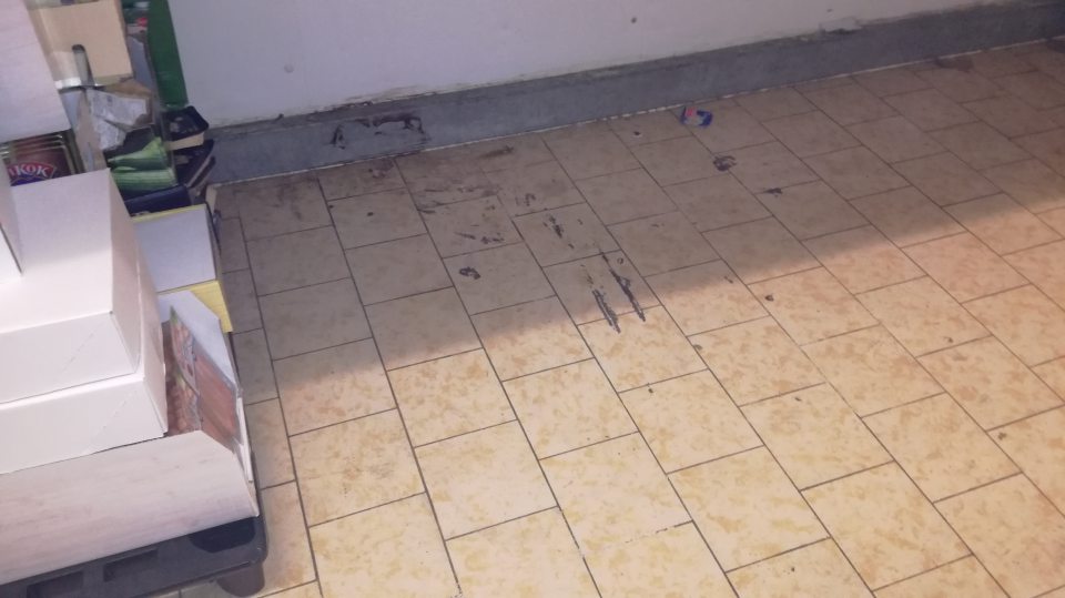 Znečistenie podlahy v zázemí po obvodoch skladových priestorov a na ťažko dostupných miestach.