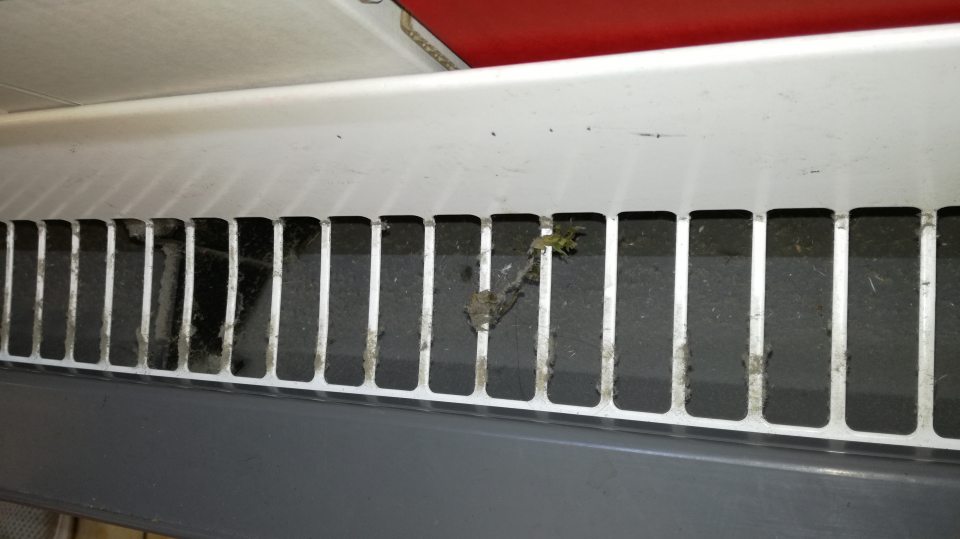 Znečistenie chladiacich vitrín na predajnej ploche pod mriežkami na ťažko dostupných miestach.